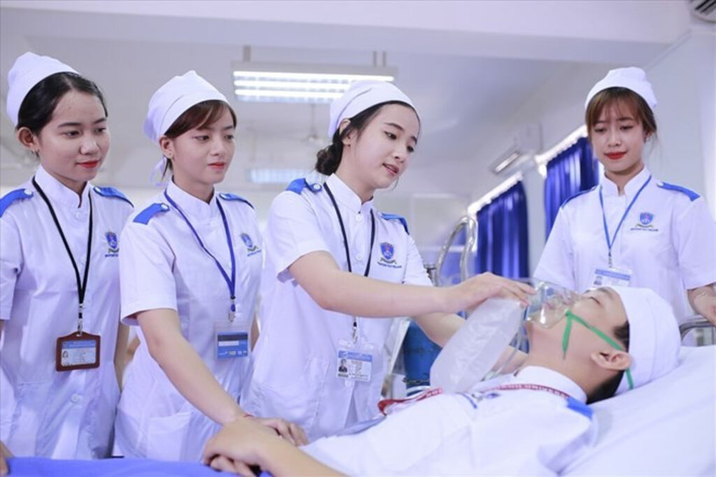 Le Vietnam fait face à une grave pénurie d’infirmières, aussi bien en nombre qu’en formation, selon le ministère de la Santé. Avec seulement 14 à 15 infirmières pour 10 000 habitants, le pays reste loin derrière ses voisins d’Asie du Sud-Est : la Thaïlande en compte 25, la Malaisie 35 et Singapour plus de 70. Cette situation a des conséquences directes sur la qualité des soins. Dans les unités de soins intensifs, une infirmière prend en charge trois à quatre patients par poste, contre un ou deux dans les pays développés. Résultat : surcharge, épuisement professionnel et risques accrus d’erreurs ou d’infections. Le gouvernement vietnamien vise 25 infirmières pour 10 000 habitants d’ici 2025 et 33 d’ici 2030, selon la résolution n°20 du Parti. Mais pour atteindre cet objectif, il faudra renforcer la formation et améliorer les conditions de travail et de rémunération. Le pays compte plus de 100 établissements de formation, mais la qualité reste inégale. Les stages cliniques sont parfois insuffisants et les cursus ne répondent pas toujours aux besoins des hôpitaux. 💬 « Nous devons à la fois augmenter le nombre et la qualification des infirmières pour assurer la sécurité et la qualité des soins », a déclaré le Dr Vuong Anh Duong, directeur adjoint du Département de l’administration des services médicaux. Malgré des progrès notables, le Vietnam reste loin des standards internationaux. Sans une revalorisation rapide du métier et des conditions d’exercice, le système de santé risque une crise durable de main-d’œuvre.
